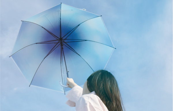 美しくてタフな、次世代のデザインビニール傘で、雨風の強い日も楽しく、安心！