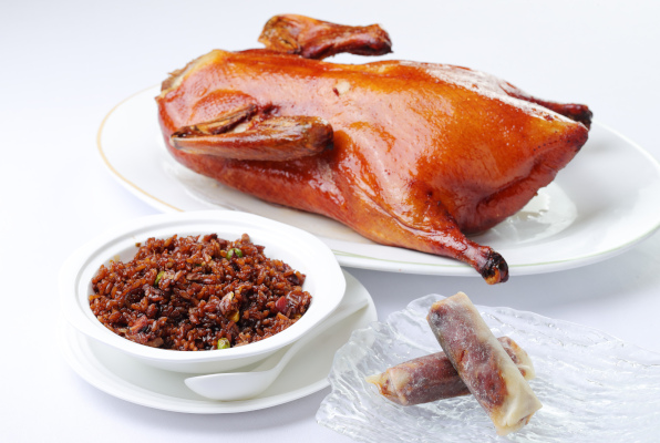ミシュラン掲載！中国飯店の味をご家庭で。「北京ダック２本と鴨肉入りたまり醤油の五目炒飯セット」と「中国飯店選べるギフト」