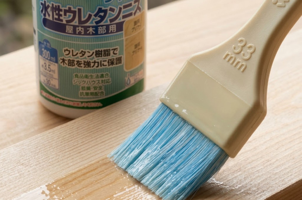 色褪せた家具を美しくよみがえらせる「木製家具にも使える水性ウレタンニス」と、スポンジで手軽に塗れるペースト状ニス「Easy Varnish」