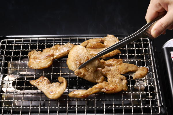 北海道・白糠町のソウルフード、ジンギスカンのタレで漬けた「味付鶏肉“鳥じん”」