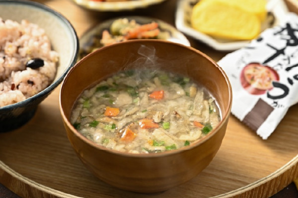 お湯を注ぐだけ。作りたてのような香りが広がる！具材がたっぷりのお味噌汁と海藻入り、丸ごと梅のお吸い物