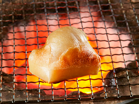 ふっくらと焼き上がり、昔ながらの醤油と砂糖が絡み合ったほの甘い香りと味に心も癒される。