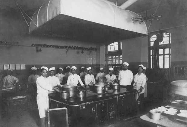 西洋料理の伝統文化を日本に伝える担い手の一軒でもあった東洋軒の厨房