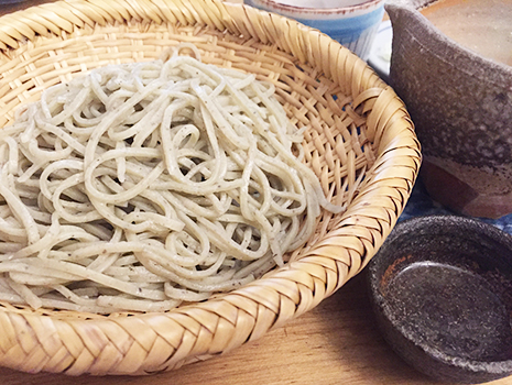 手挽き石臼と電動のものを混ぜた「粗びき蕎麦」がおすすめ。