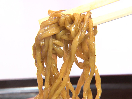 独自にブレンドした濃い目の焼きそばソース