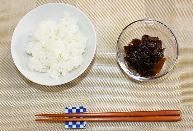 色を見ると黒くて、醤油辛い色に見えますが、 なかなかどうして、この色の中には、発酵した味噌から滲み出た複雑な旨味と甘味が これでもかと詰まっています。