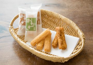 豆源の『塩おかき、揚げおかき』と戸隠竹細工のざる