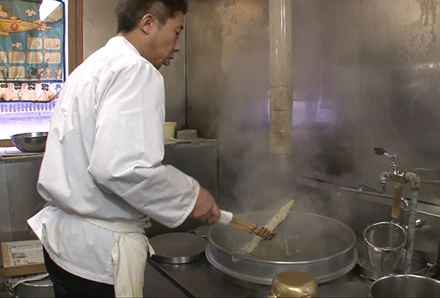 「大十食堂」のご主人と話すと、創業以来麺は自分のところで作るのが当然という感覚だ。