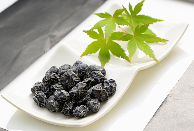 上質の北海道産黒大豆を使用し、ほんのりと甘く仕上げた「黒豆しぼり」