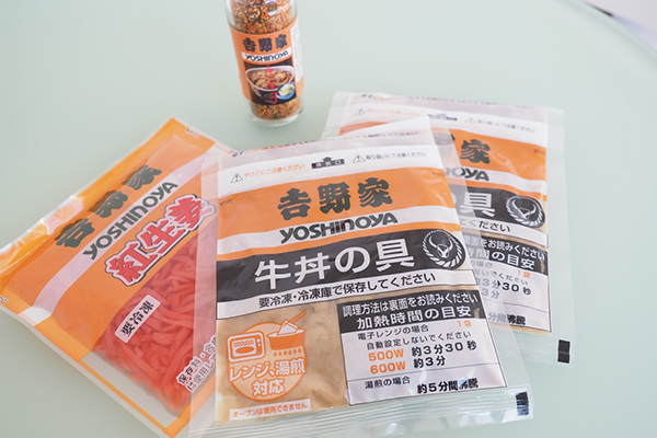 おうちで手軽に、でもしっかり食べたいというときに大助かりしている「吉野家冷凍牛丼の具」をご紹介します。