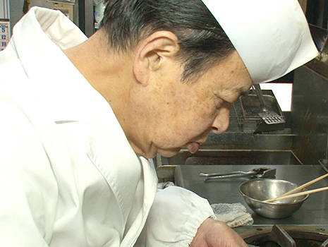 もちろんぼくが今回おじゃましたのもランチタイム。三種類の鳥料理定食が秀逸だ。