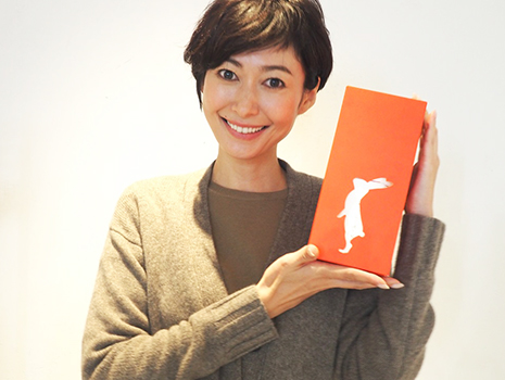 赤を基調とした可愛らしいうさぎのラッピングもプレゼントに選ぶ理由のひとつ