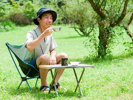 焙煎はキャンプ気分も盛り上げる。新緑の中で煎りたてのほうじ茶を味わうのは最高！