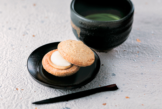 香り豊かなきなこ味のダックワーズで、黒みつのクリームとおもちをサンドした「黒みつきなこ」