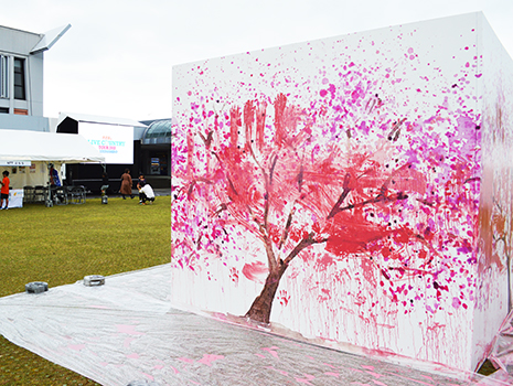 みんなの手形、一つ一つが桜の花になっています