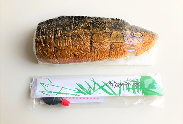 ふっくらとした焼き鯖の半身のお寿司です