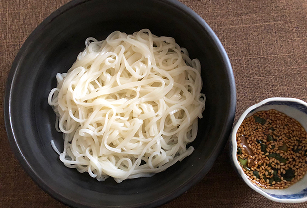 ツルツルつやつや、もちもちの細いうどん！！