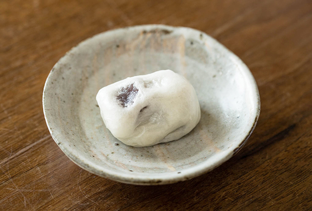 儀平さんの『うすかわ饅頭』は形が凸凹していて餡が少し見えています。