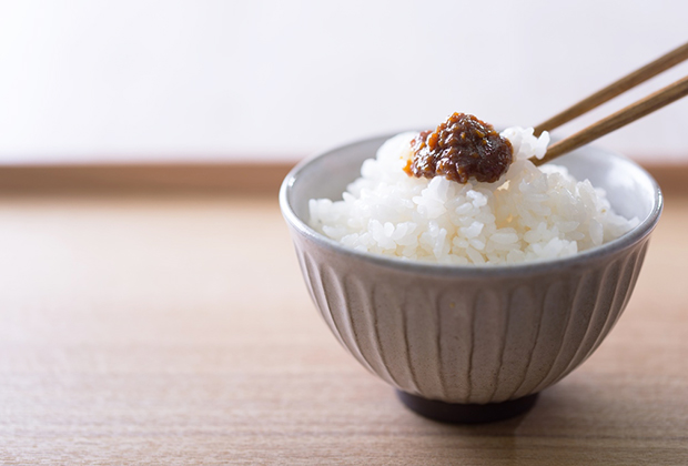 肉の旨みと味噌のこっくりとした風味が詰まった肉味噌は、ごはんのおともや料理のアレンジに常備しておきたい万能のおかず。