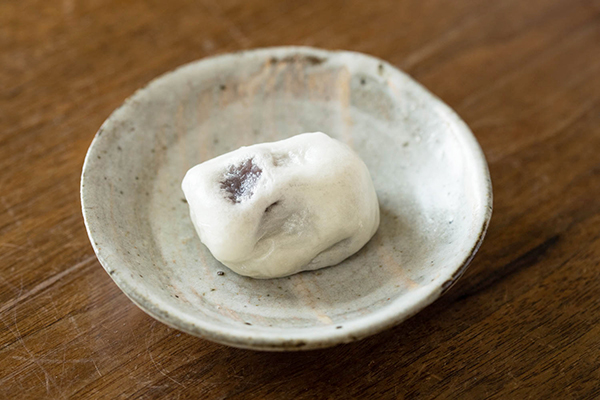 儀平の『うすかわ饅頭』と小野哲平さんの器