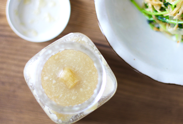 黄金色になった塩糀に、にんにくの旨味がじんわり溢れ出ていて、食欲をそそる豊かな味わいです