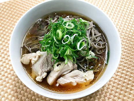 麺をゆでて、別のお鍋でゆでた鶏もも肉を切って添えます。上からネギをかけて・・・