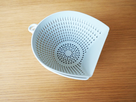 一辺が水平になっているので、横にして切った食材をきれいにすくい取って入れられるんです