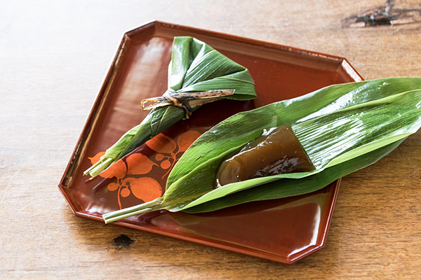 紫野和久傳の『れんこん菓子 西湖（せいこ）』とアンティークの漆器