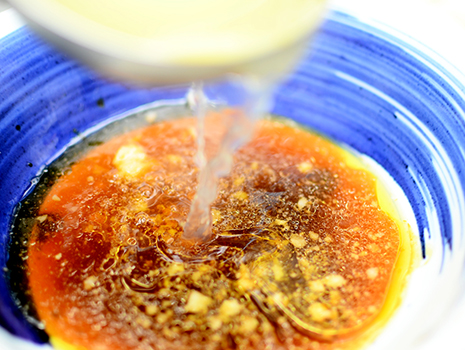 親鶏の上品な風味と醤油の深みが溶け合う澄んだスープ
