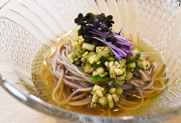 山形の「だし」をかけた冷たい蕎麦