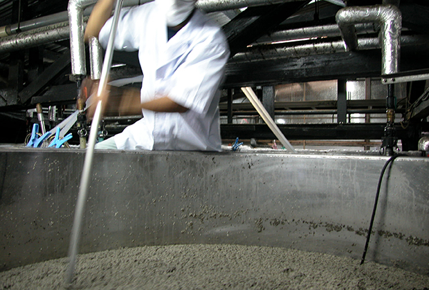 もろみ酢は、泡盛を製造する（米と水と黒麹と酵母を発酵させる）過程で生まれる副産物で、日本酒なら酒かすにあたるものです