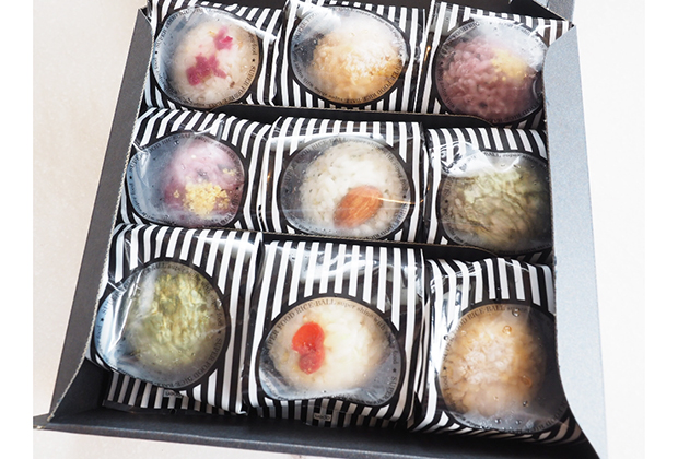 すごく上等なケーキが出てきそうな、おしゃれな箱と、おにぎりが包まれている袋も素敵