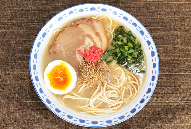 そしてこちらが「大砲昔ラーメン」。今度はすりごまものせました！