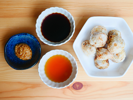 粗熱がとれたら皮をむき、半分に切って、しょうゆと塩こしょうで下味をつけ、片栗粉をまぶす