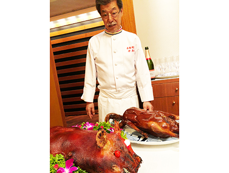 総料理長の譚さんも大張り切りで仔豚とガチョウの丸焼きが