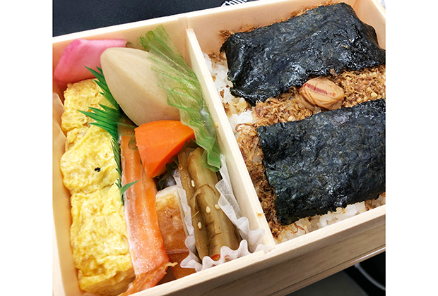 郡山駅の名物、福豆屋「海苔のりべん」は、全国の親御さんに、弁当作りの参考にして欲しい「のり弁」究極の基本形だ