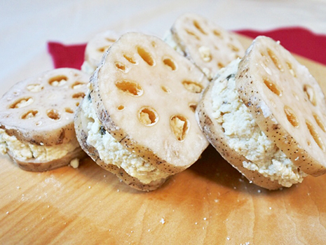 れんこんを切って片栗粉をまぶし、豆腐をはさんで焼くだけの簡単レシピ