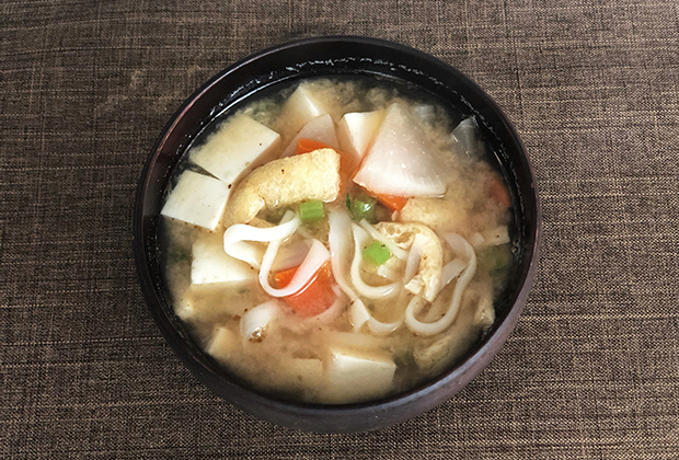 大根、にんじん、油揚げ、お豆腐のお味噌汁に入れてみました