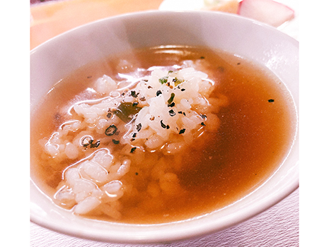 白飯は圧倒的に美味く、さらに鍋の出汁と胡椒をかけて「胡椒飯」へと昇華する