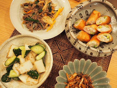 和食はもちろん、パスタを盛ってもハマるし、ものによってはお菓子を置いてもきれい。タイ料理に使ったこともあるんですけど、それがまた素敵でした