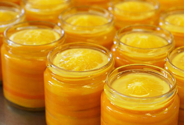 オレンジスライスジャムは、その名のとおり輪切りにした国産ネーブルオレンジを皮まで柔らかく煮込み、形を崩さないよう一枚一枚、手作業で瓶詰しています