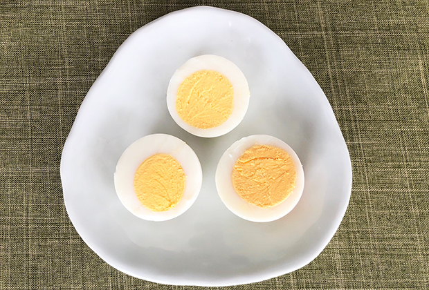 普通のゆで卵より、白身も余分な水分が抜けて、黄身のようにホクホクしています