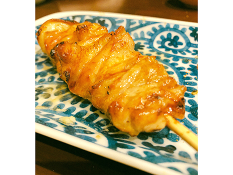 焼き鳥は、焼き切るスタイルではなく、浅めの火入れでジューシーさを追求