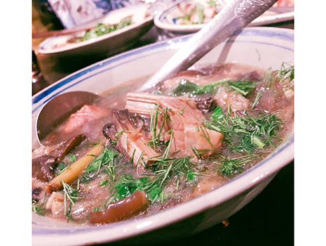ラオス、カンボジア、ベトナムなどの”インドシナ料理”を、現地の味で供してくれる