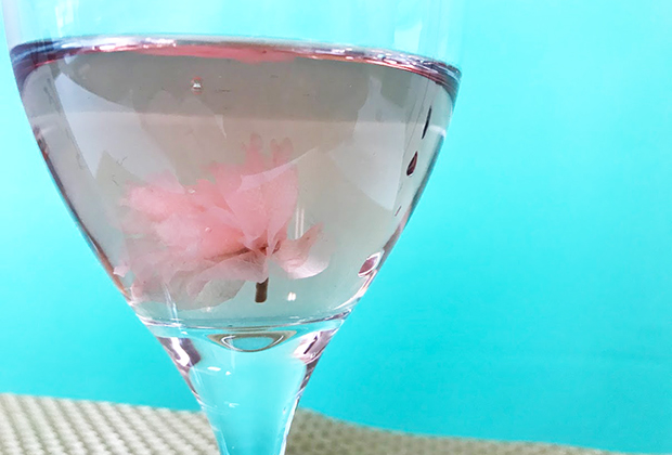 その名の通り、ピンクの綺麗なワインの中に、桜の花が入っています！