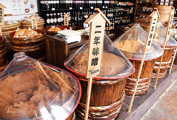 長期間熟成させた深い赤色系の味噌造りにこだわる丸正醸造