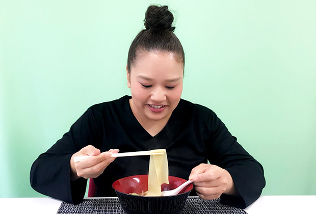 ぺろっと食べちゃう幅広麺が、チュルリと口の中で踊って、モッチモチの食感