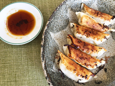 さっそく焼き餃子に。箱の表示通りに焼くと、こんがりいい感じに。