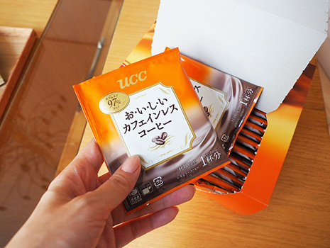 コーヒーメーカーでドリップして飲む粉タイプと、カップにセットして1杯ずつ淹れるカフェインレスのドリップコーヒー、我が家では必ず2種類を置くようにしています