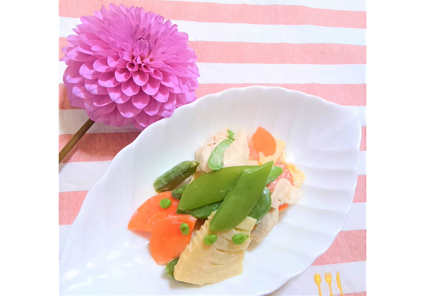 「糀ぎょうさん生味噌」を活用したレシピ『カラフル春野菜とささみのクリーミーサラダ』